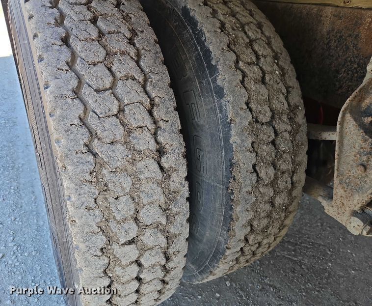 image for item FN5565 1990 International 9400 flatbed truck