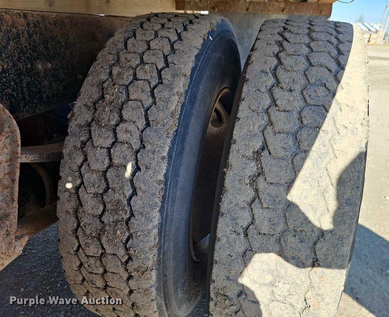 image for item FN5565 1990 International 9400 flatbed truck