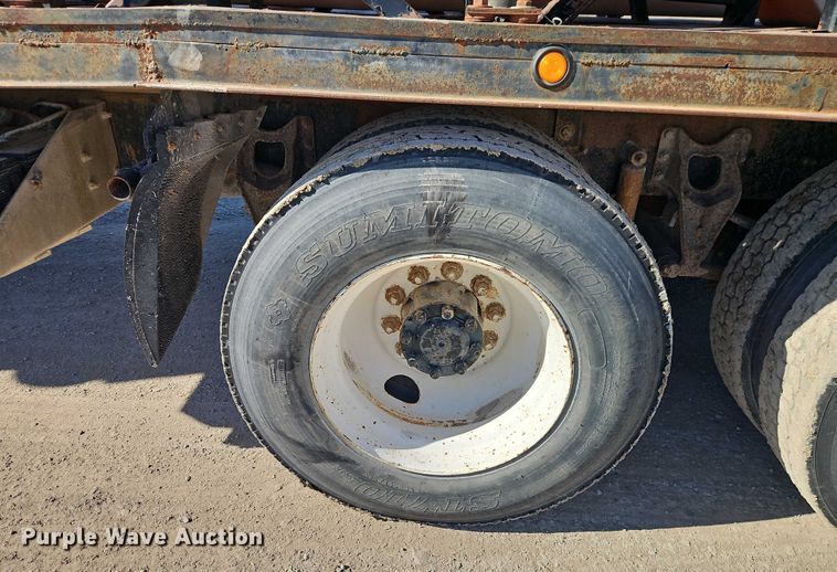 image for item FN5565 1990 International 9400 flatbed truck