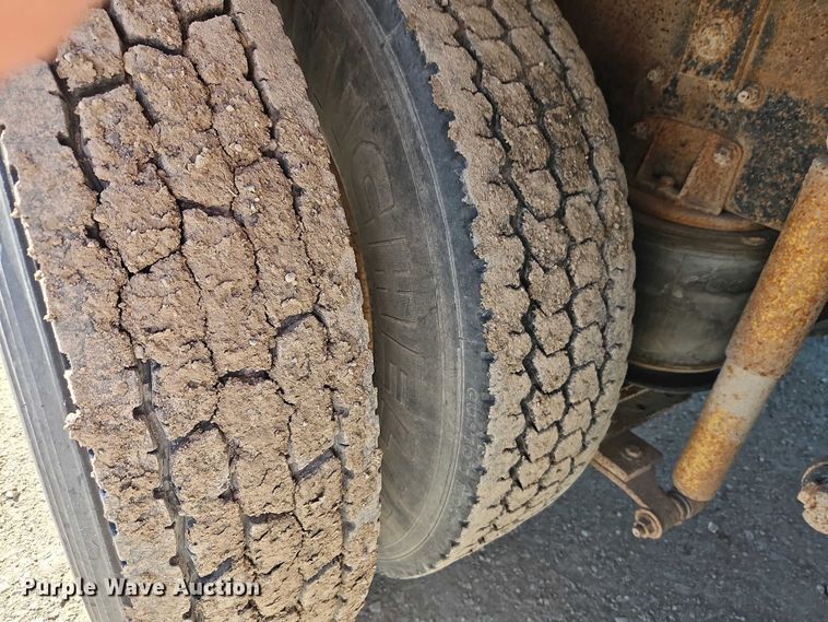 image for item FN5565 1990 International 9400 flatbed truck