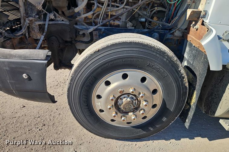 image for item FN5565 1990 International 9400 flatbed truck