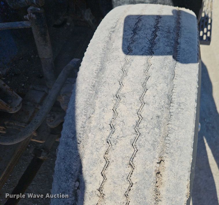 image for item FN5565 1990 International 9400 flatbed truck