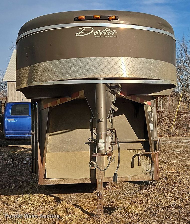 image for item FN5569 2010 Delta Manufacturing Inc. Delta Manufacturing, Inc. livestock trailer