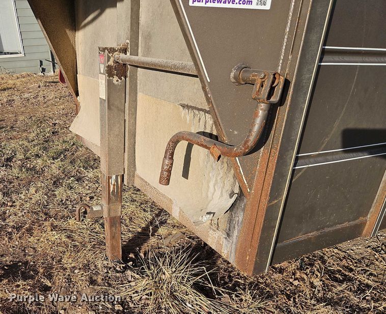 image for item FN5569 2010 Delta Manufacturing Inc. Delta Manufacturing, Inc. livestock trailer