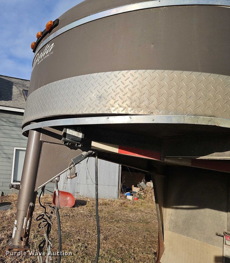 image for item FN5569 2010 Delta Manufacturing Inc. Delta Manufacturing, Inc. livestock trailer