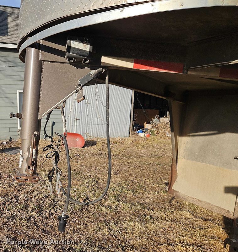 image for item FN5569 2010 Delta Manufacturing Inc. Delta Manufacturing, Inc. livestock trailer