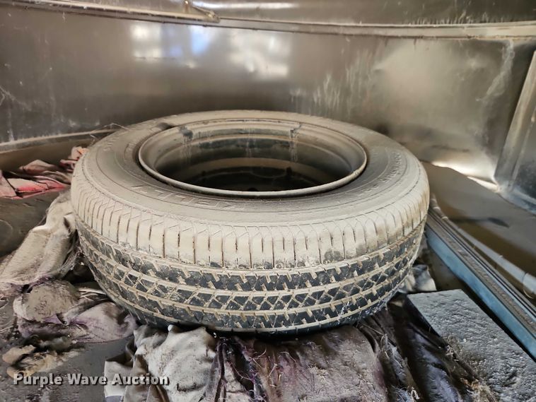 image for item FN5569 2010 Delta Manufacturing Inc. Delta Manufacturing, Inc. livestock trailer