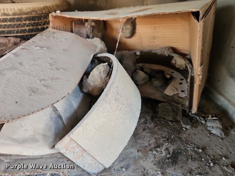 image for item FN5569 2010 Delta Manufacturing Inc. Delta Manufacturing, Inc. livestock trailer