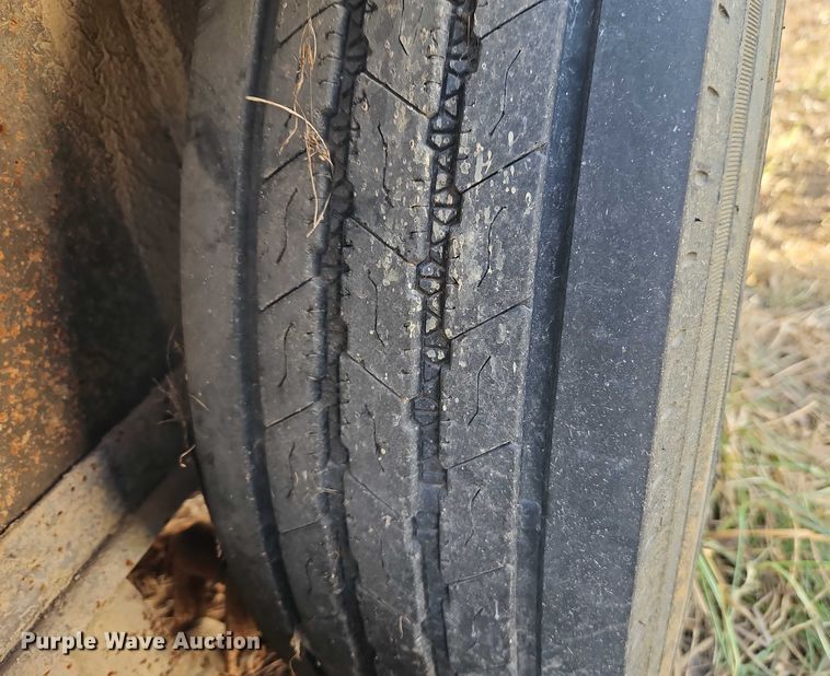 image for item FN5569 2010 Delta Manufacturing Inc. Delta Manufacturing, Inc. livestock trailer