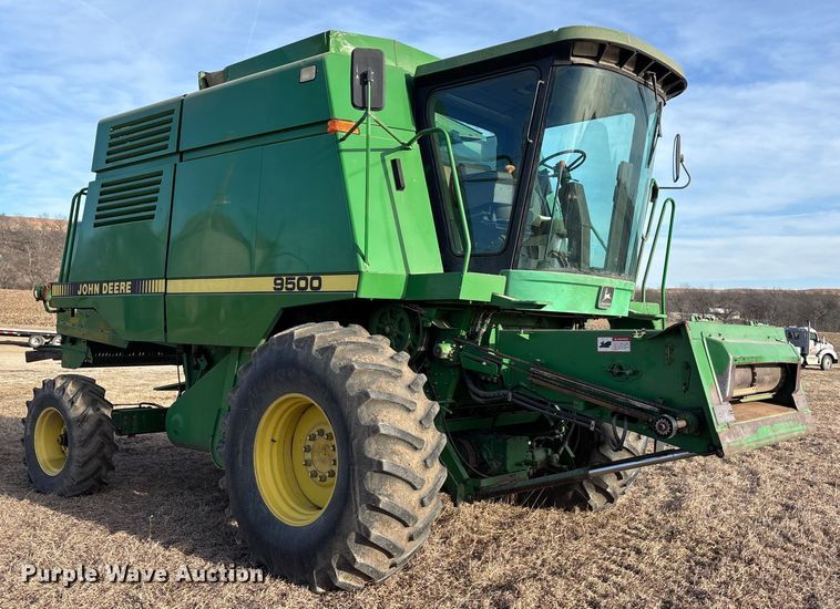 image for item FO3575 1992 John Deere 9500 combine