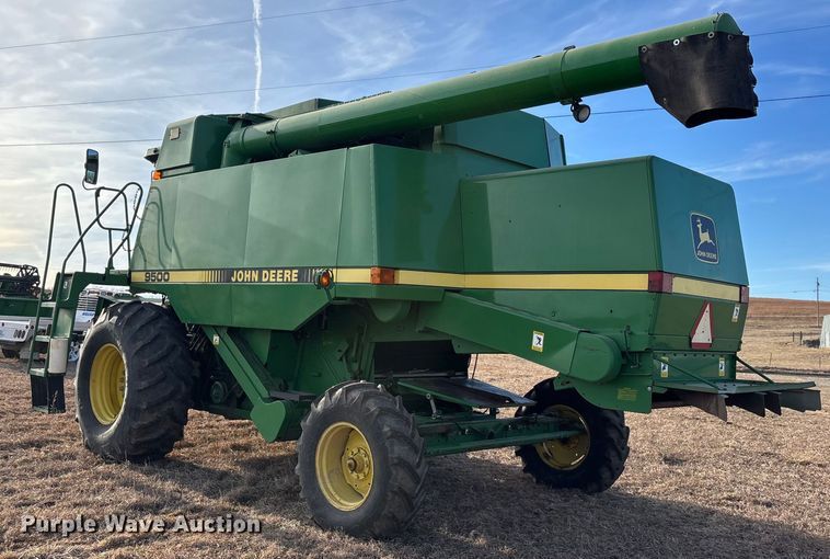 image for item FO3575 1992 John Deere 9500 combine