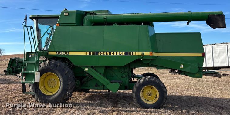 image for item FO3575 1992 John Deere 9500 combine