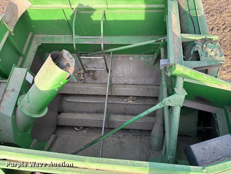 image for item FO3575 1992 John Deere 9500 combine