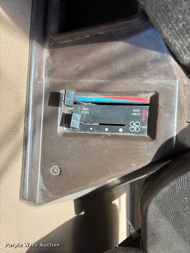 image for item FO3575 1992 John Deere 9500 combine