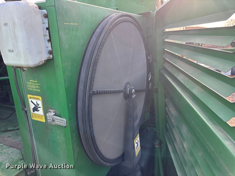 image for item FO3575 1992 John Deere 9500 combine