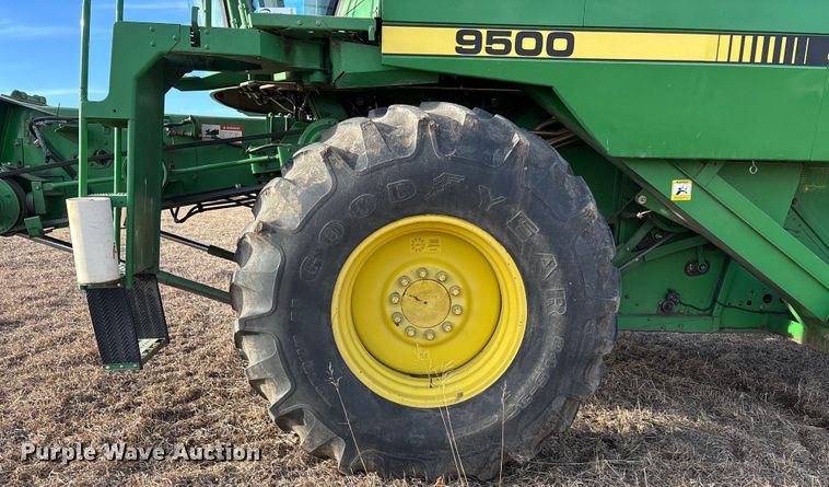 image for item FO3575 1992 John Deere 9500 combine