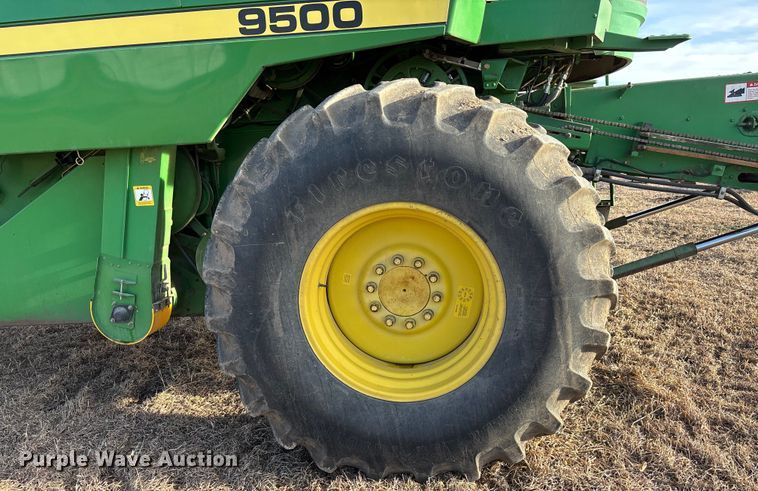 image for item FO3575 1992 John Deere 9500 combine