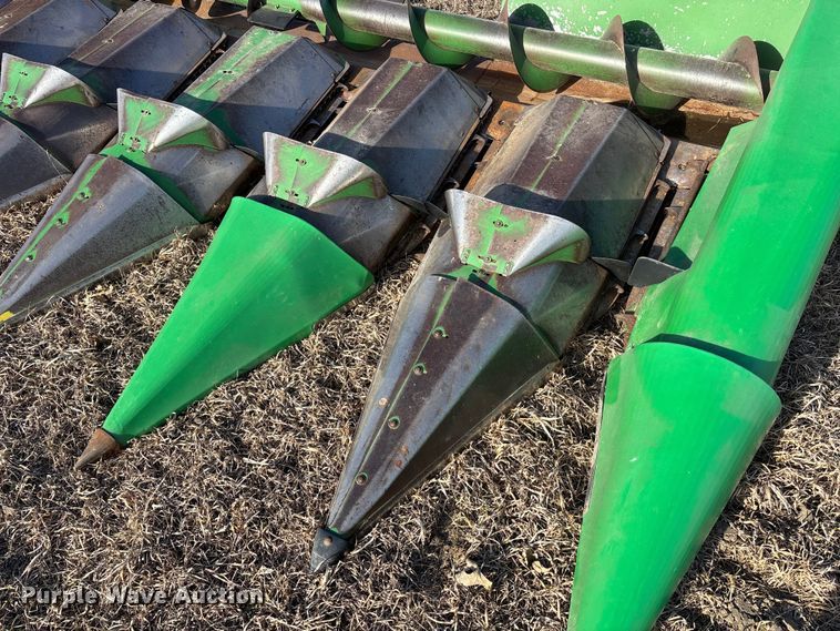 image for item FO3576 John Deere 643 corn head