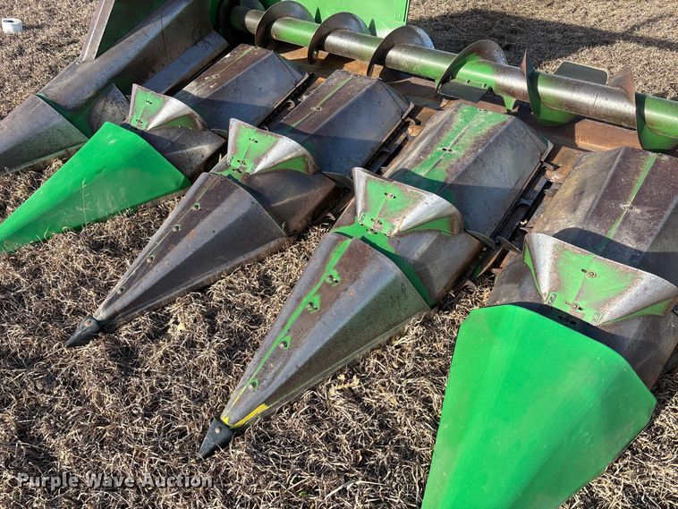 image for item FO3576 John Deere 643 corn head