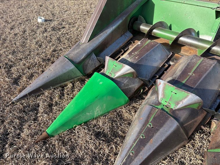 image for item FO3576 John Deere 643 corn head