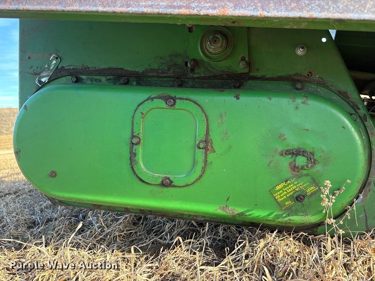 image for item FO3576 John Deere 643 corn head