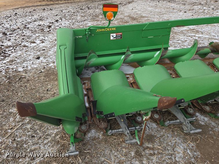 image for item YA2574 2009 John Deere 608C corn head