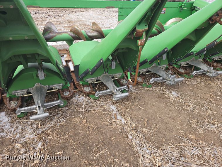 image for item YA2574 2009 John Deere 608C corn head