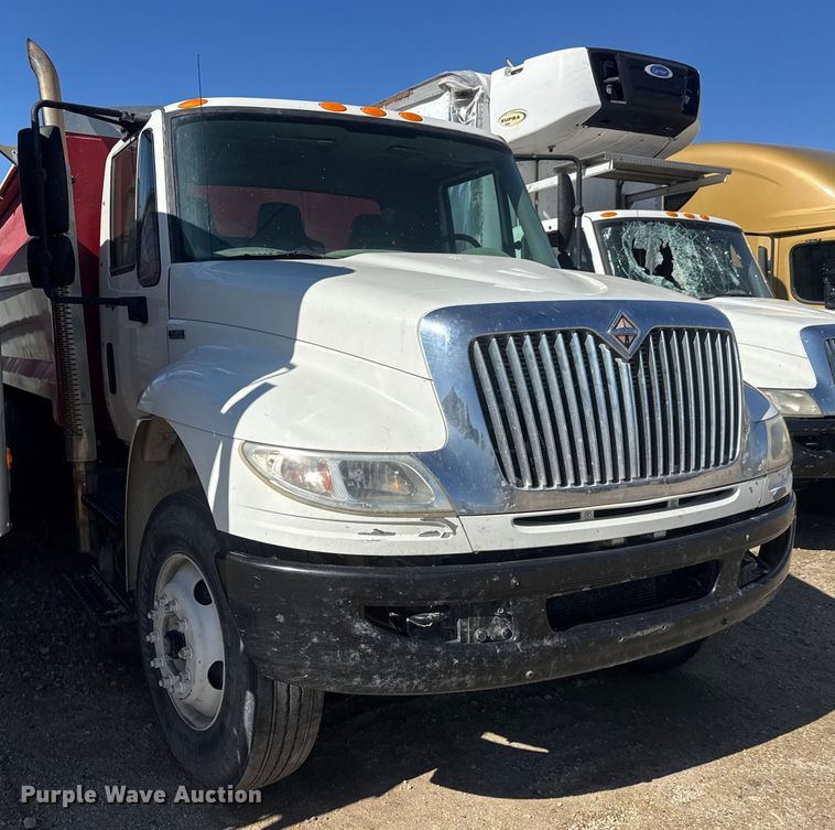 image for item YA2575 2009 International 4400 grain truck