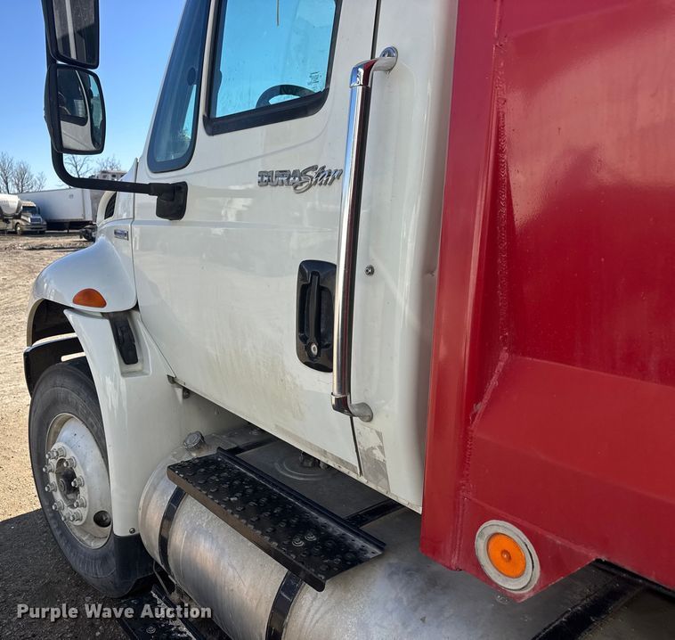 image for item YA2575 2009 International 4400 grain truck