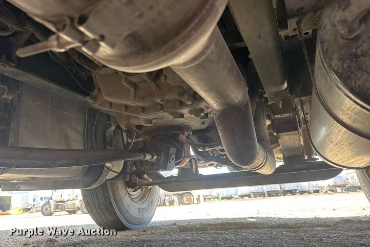 image for item YA2575 2009 International 4400 grain truck