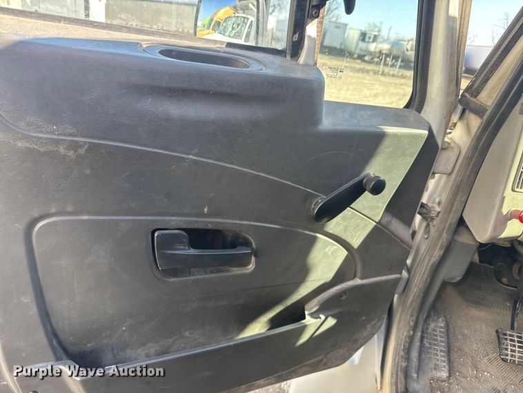 image for item YA2575 2009 International 4400 grain truck