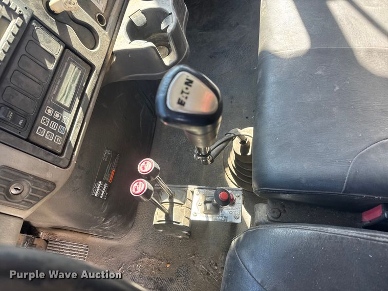 image for item YA2575 2009 International 4400 grain truck