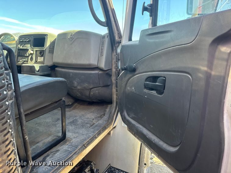 image for item YA2575 2009 International 4400 grain truck