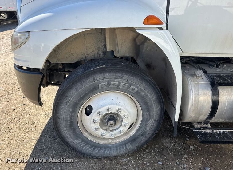 image for item YA2575 2009 International 4400 grain truck