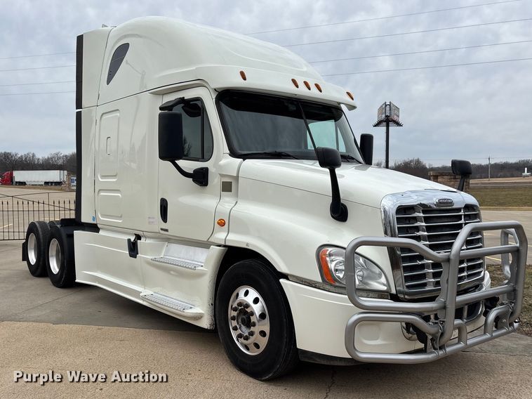 image for item DT0013 2015 Freightliner Cascadia semi truck
