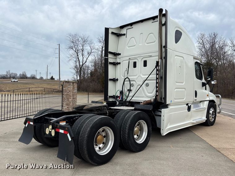 image for item DT0013 2015 Freightliner Cascadia semi truck