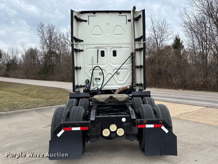 image for item DT0013 2015 Freightliner Cascadia semi truck