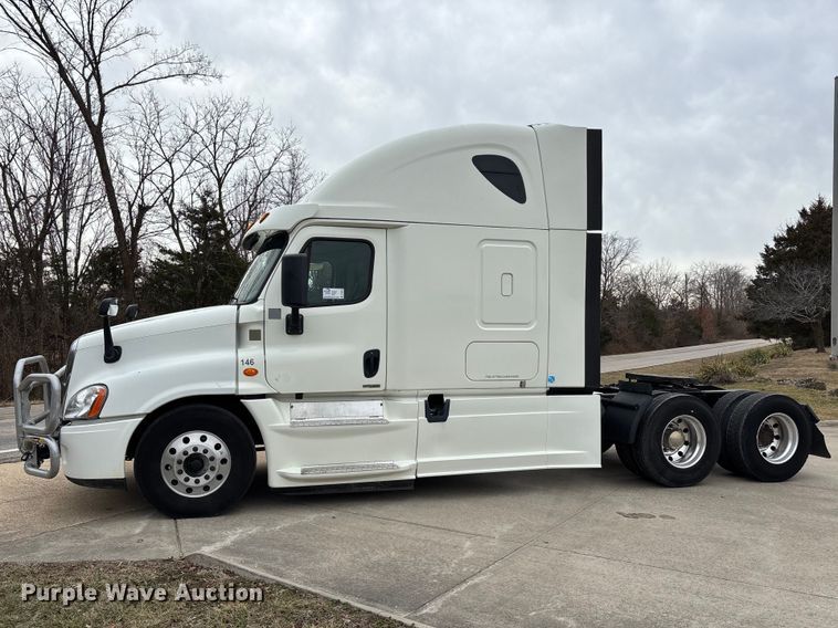 image for item DT0013 2015 Freightliner Cascadia semi truck