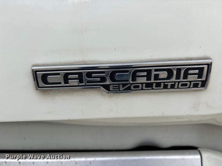 image for item DT0013 2015 Freightliner Cascadia semi truck