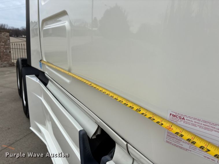 image for item DT0013 2015 Freightliner Cascadia semi truck