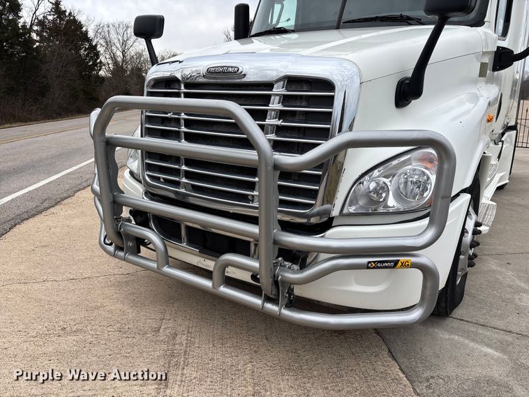 image for item DT0013 2015 Freightliner Cascadia semi truck