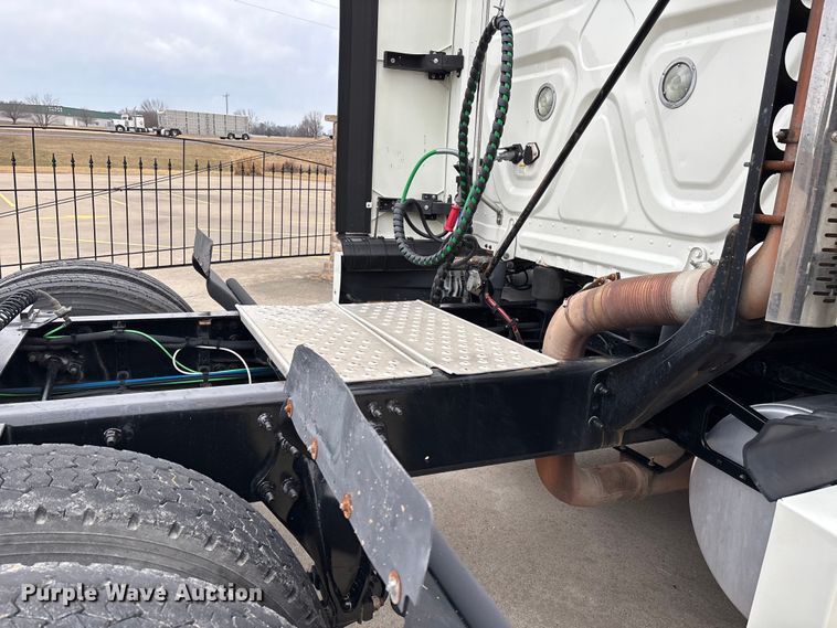 image for item DT0013 2015 Freightliner Cascadia semi truck