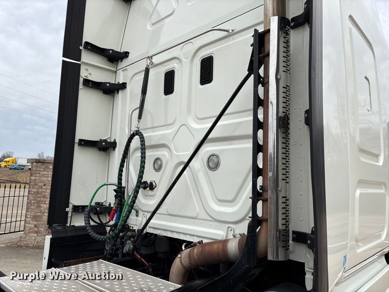 image for item DT0013 2015 Freightliner Cascadia semi truck