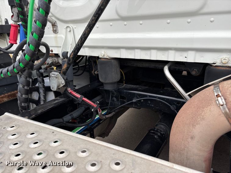 image for item DT0013 2015 Freightliner Cascadia semi truck