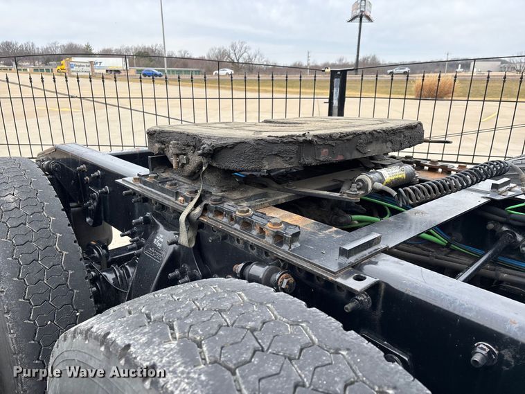 image for item DT0013 2015 Freightliner Cascadia semi truck