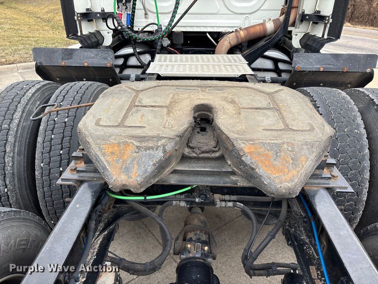 image for item DT0013 2015 Freightliner Cascadia semi truck