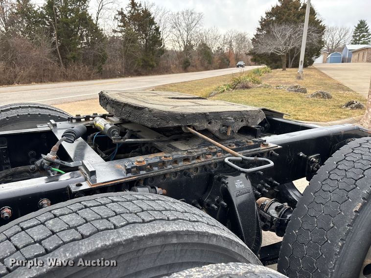 image for item DT0013 2015 Freightliner Cascadia semi truck