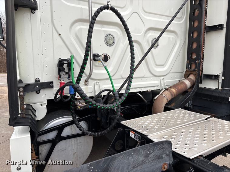 image for item DT0013 2015 Freightliner Cascadia semi truck