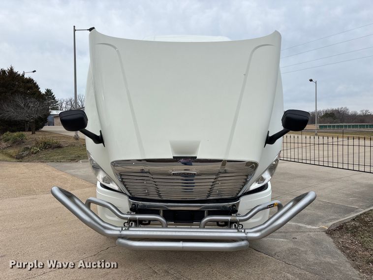 image for item DT0013 2015 Freightliner Cascadia semi truck