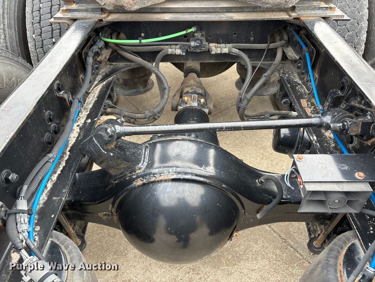 image for item DT0013 2015 Freightliner Cascadia semi truck